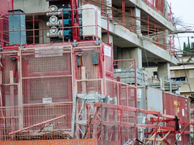 Bir binanın Yeni İsrail Tel Aviv city Şubat 8-2018 akşamı bir şantiye görünümü
