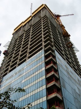 Bir binanın Yeni İsrail Tel Aviv city Şubat 8-2018 akşamı bir şantiye görünümü