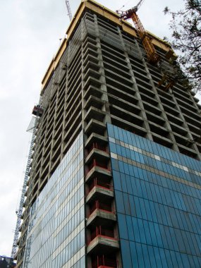 Bir binanın Yeni İsrail Tel Aviv city Şubat 8-2018 akşamı bir şantiye görünümü