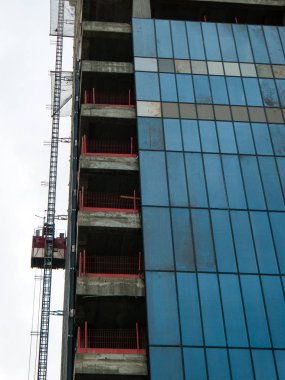 Bir binanın Yeni İsrail Tel Aviv city Şubat 8-2018 akşamı bir şantiye görünümü