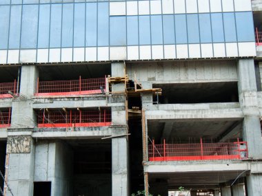 Bir binanın Yeni İsrail Tel Aviv city Şubat 8-2018 akşamı bir şantiye görünümü