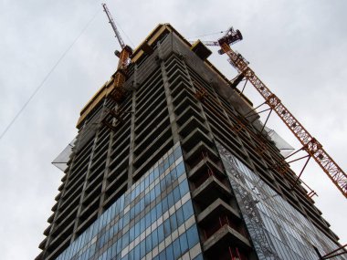 Bir binanın Yeni İsrail Tel Aviv city Şubat 8-2018 akşamı bir şantiye görünümü