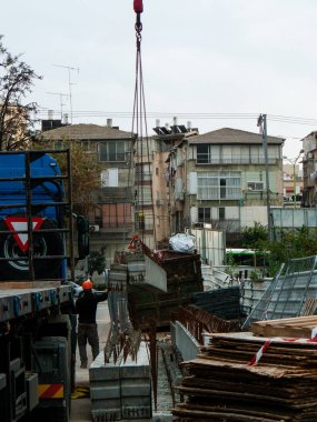 Bir binanın Yeni İsrail Tel Aviv city Şubat 8-2018 akşamı bir şantiye görünümü