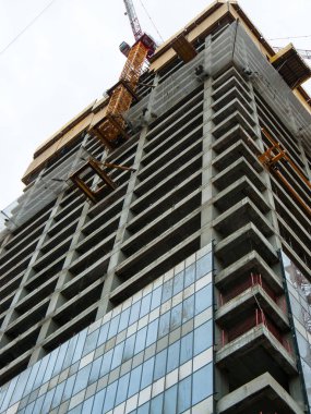 Bir binanın Yeni İsrail Tel Aviv city Şubat 8-2018 akşamı bir şantiye görünümü