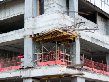 Bir binanın Yeni İsrail Tel Aviv city Şubat 8-2018 akşamı bir şantiye görünümü