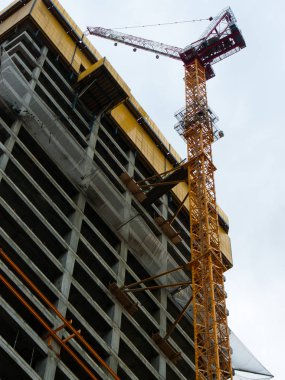 Bir binanın Yeni İsrail Tel Aviv city Şubat 8-2018 akşamı bir şantiye görünümü