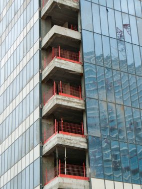 Bir binanın Yeni İsrail Tel Aviv city Şubat 8-2018 akşamı bir şantiye görünümü