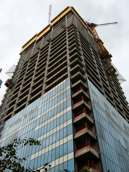 Bir binanın Yeni İsrail Tel Aviv city Şubat 8-2018 akşamı bir şantiye görünümü