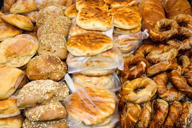  İsrail bir fırında çeşitli ekmek ve hamur işleri closeup satılan