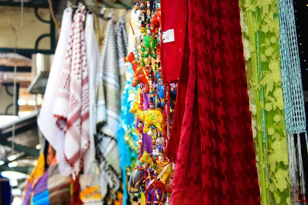 在以色列耶路撒冷老城集市的纪念品商店里卖的围巾特写 — 图库照片