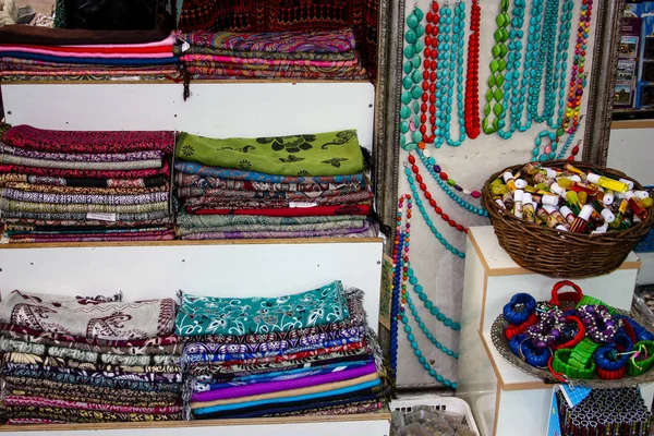 Primer Plano Las Bufandas Vendidas Una Tienda Recuerdos Bazar Antigua — Foto de Stock
