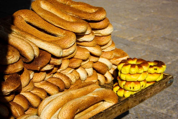 在以色列面包店出售的各种面包和糕点特写 — 图库照片