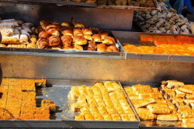  İsrail bir fırında çeşitli ekmek ve hamur işleri closeup satılan