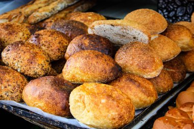  İsrail bir fırında çeşitli ekmek ve hamur işleri closeup satılan