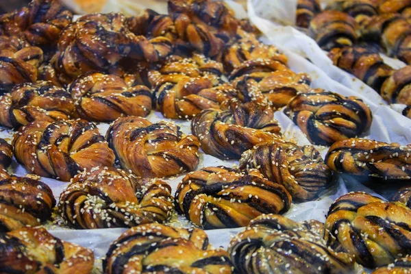 Srail Bir Fırında Çeşitli Ekmek Hamur Işleri Closeup Satılan — Stok fotoğraf