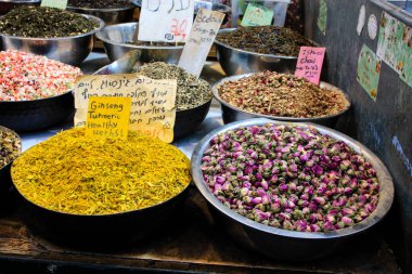 Kudüs İsrail Mahane Yehuda markette satılan renkli baharat kapandı