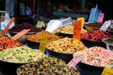 Kudüs İsrail Mahane Yehuda markette satılan renkli baharat kapandı