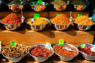 Kudüs İsrail Mahane Yehuda markette satılan renkli baharat kapandı