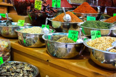 Kudüs İsrail Mahane Yehuda markette satılan renkli baharat kapandı