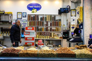 Jerusalem İsrail Şubat 19-2018 bilinmeyenli insanlar Kudüs'te Mahane Yehuda Pazar sabahı alışveriş