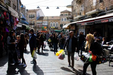 Jerusalem İsrail Şubat 19-2018 bilinmeyenli insanlar Kudüs'te Mahane Yehuda Pazar sabahı alışveriş