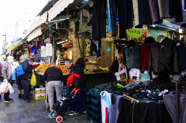 Jerusalem İsrail Şubat 19-2018 bilinmeyenli insanlar Kudüs'te Mahane Yehuda Pazar sabahı alışveriş