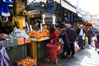 Jerusalem İsrail Şubat 19-2018 bilinmeyenli insanlar Kudüs'te Mahane Yehuda Pazar sabahı alışveriş