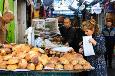 Jerusalem İsrail Şubat 19-2018 bilinmeyenli insanlar Kudüs'te Mahane Yehuda Pazar sabahı alışveriş