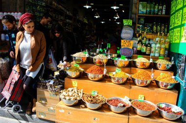Jerusalem İsrail Şubat 19-2018 bilinmeyenli insanlar Kudüs'te Mahane Yehuda Pazar sabahı alışveriş
