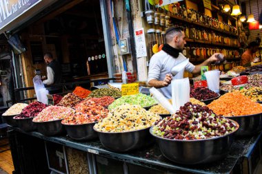 Jerusalem İsrail Şubat 19-2018 bilinmeyenli insanlar Kudüs'te Mahane Yehuda Pazar sabahı alışveriş