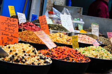 Jerusalem İsrail Şubat 19-2018 bilinmeyenli insanlar Kudüs'te Mahane Yehuda Pazar sabahı alışveriş