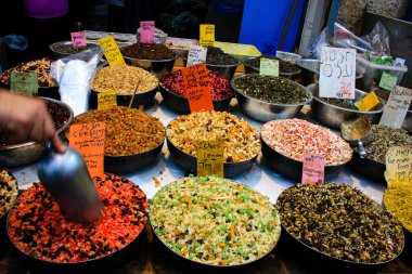 Jerusalem İsrail Şubat 19-2018 bilinmeyenli insanlar Kudüs'te Mahane Yehuda Pazar sabahı alışveriş