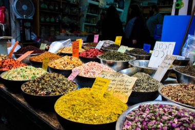Jerusalem İsrail Şubat 19-2018 bilinmeyenli insanlar Kudüs'te Mahane Yehuda Pazar sabahı alışveriş