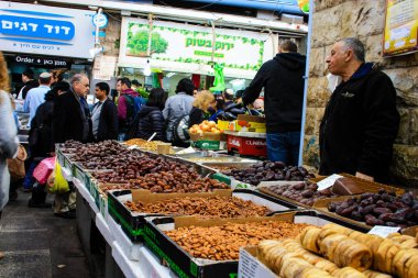 Jerusalem İsrail Şubat 19-2018 bilinmeyenli insanlar Kudüs'te Mahane Yehuda Pazar sabahı alışveriş