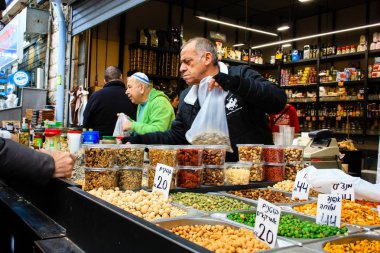 Jerusalem İsrail Şubat 19-2018 bilinmeyenli insanlar Kudüs'te Mahane Yehuda Pazar sabahı alışveriş