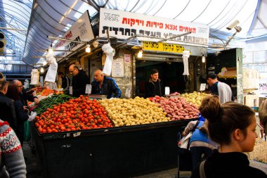 Jerusalem İsrail Şubat 19-2018 bilinmeyenli insanlar Kudüs'te Mahane Yehuda Pazar sabahı alışveriş