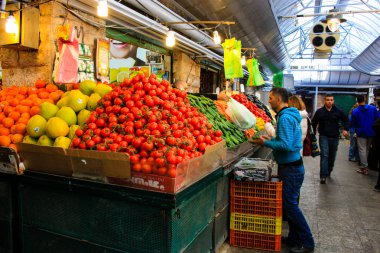 Jerusalem İsrail Şubat 19-2018 bilinmeyenli insanlar Kudüs'te Mahane Yehuda Pazar sabahı alışveriş