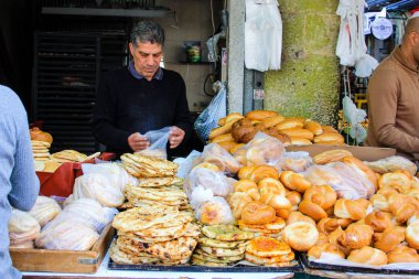 Jerusalem İsrail Şubat 19-2018 bilinmeyenli insanlar Kudüs'te Mahane Yehuda Pazar sabahı alışveriş