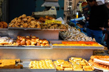 Jerusalem İsrail Şubat 19-2018 bilinmeyenli insanlar Kudüs'te Mahane Yehuda Pazar sabahı alışveriş
