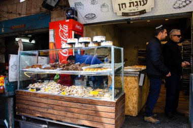 Jerusalem İsrail Şubat 19-2018 bilinmeyenli insanlar Kudüs'te Mahane Yehuda Pazar sabahı alışveriş