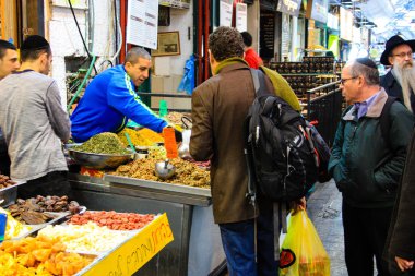Jerusalem İsrail Şubat 19-2018 bilinmeyenli insanlar Kudüs'te Mahane Yehuda Pazar sabahı alışveriş