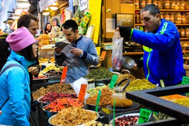 Jerusalem İsrail Şubat 19-2018 bilinmeyenli insanlar Kudüs'te Mahane Yehuda Pazar sabahı alışveriş
