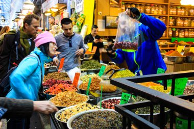 Jerusalem İsrail Şubat 19-2018 bilinmeyenli insanlar Kudüs'te Mahane Yehuda Pazar sabahı alışveriş