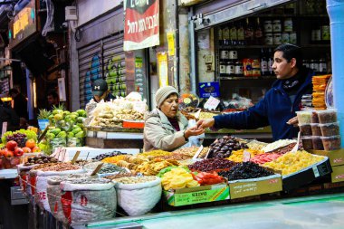 Jerusalem İsrail Şubat 19-2018 bilinmeyenli insanlar Kudüs'te Mahane Yehuda Pazar sabahı alışveriş