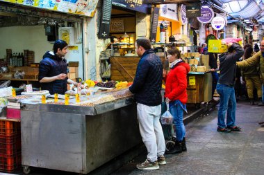 Jerusalem İsrail Şubat 19-2018 bilinmeyenli insanlar Kudüs'te Mahane Yehuda Pazar sabahı alışveriş