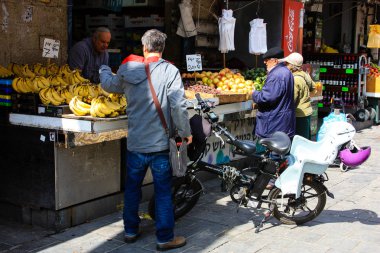 Jerusalem İsrail Şubat 19-2018 bilinmeyenli insanlar Kudüs'te Mahane Yehuda Pazar sabahı alışveriş