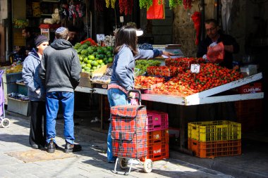 Jerusalem İsrail Şubat 19-2018 bilinmeyenli insanlar Kudüs'te Mahane Yehuda Pazar sabahı alışveriş