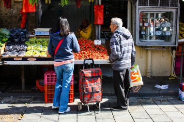 Jerusalem İsrail Şubat 19-2018 bilinmeyenli insanlar Kudüs'te Mahane Yehuda Pazar sabahı alışveriş