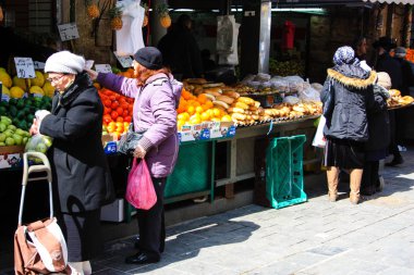 Jerusalem İsrail Şubat 19-2018 bilinmeyenli insanlar Kudüs'te Mahane Yehuda Pazar sabahı alışveriş