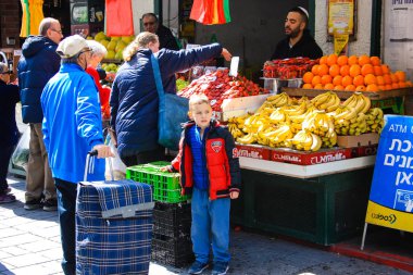 Jerusalem İsrail Şubat 19-2018 bilinmeyenli insanlar Kudüs'te Mahane Yehuda Pazar sabahı alışveriş